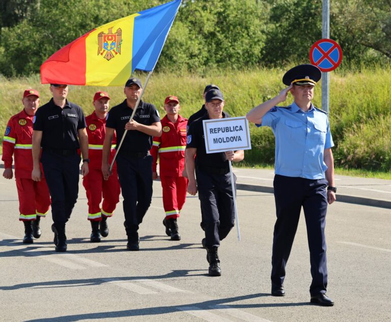 (FOTO) Salvatori și paramedici din R. Moldova participă la o competiție în România