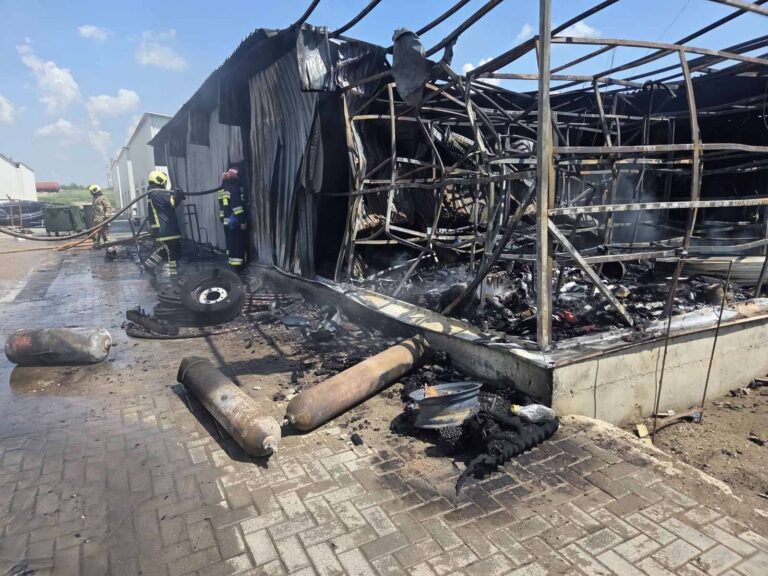 (FOTO) Un incendiu puternic a izbucnit la un depozit din Chișinău