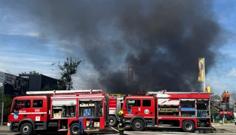 (FOTO) Incendiul de la un depozit din Chișinău a fost lichidat