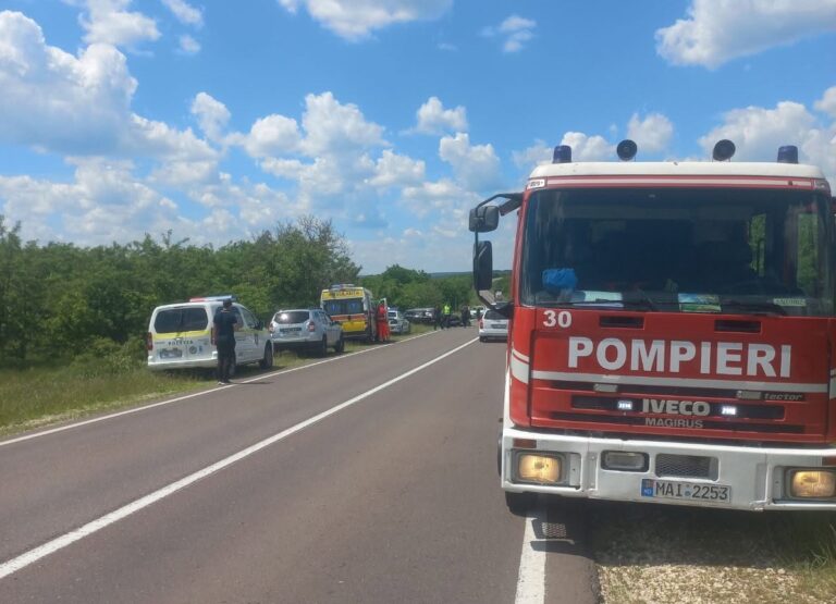Accident grav pe traseul Chișinău-Leușeni: O fată de 15 ani, scoasă dintre fiarele unei mașini