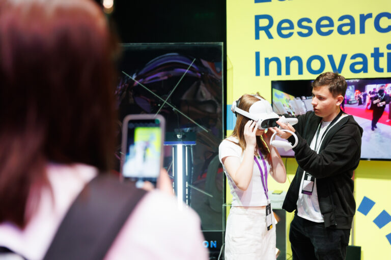 (FOTO) Tekwill Expo Day 2026: artă imersivă, AR/VR, experiențe 5D, roboți și jocuri educaționale interactive pentru publicul larg