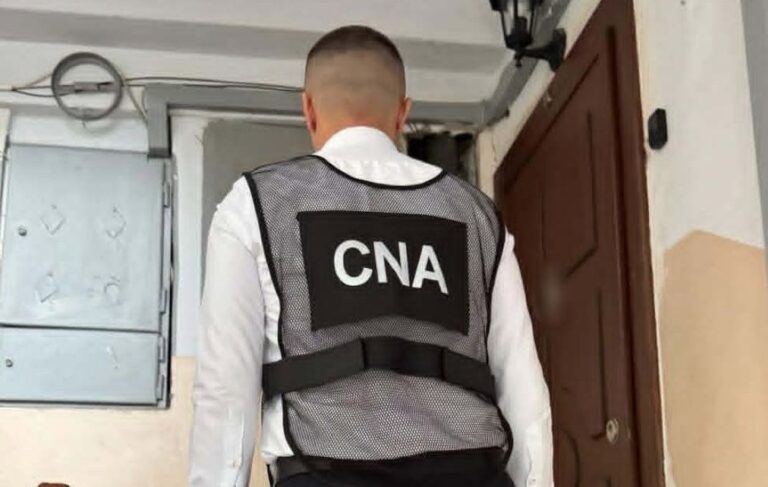 Un expert auto, reținut de CNA pentru că ar fi prejudiciat statul cu peste 600 000 de lei