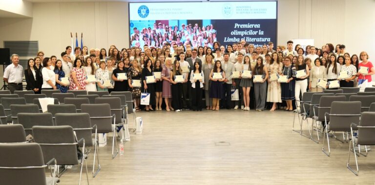 Zeci de elevi olimpici la limba română și istorie, premiați de Departamentul pentru Relația cu R. Moldova
