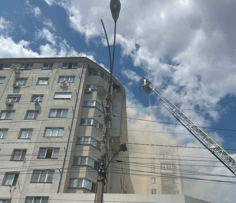 Două apartamente, distruse în incendiul de la mansarda unui bloc din Chișinău. Specialiștii examinează două cauze posibile ale focului