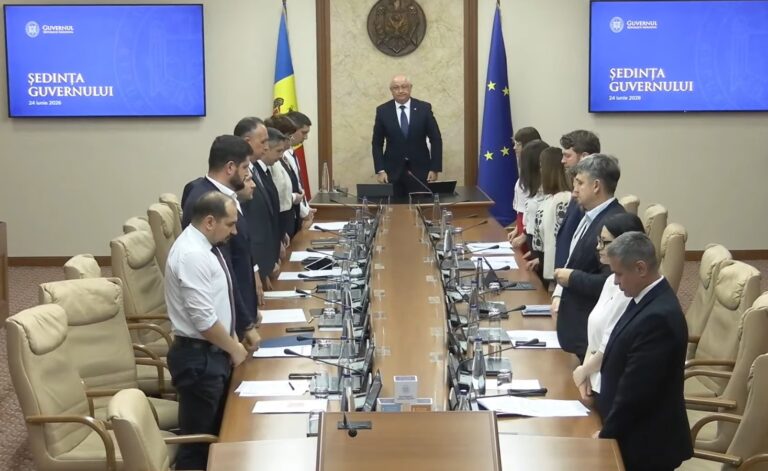 Moment de reculegere la Guvern în memoria celor doi polițiști decedați la datorie. Autoritățile vor oferi sprijin pentru familiile acestora