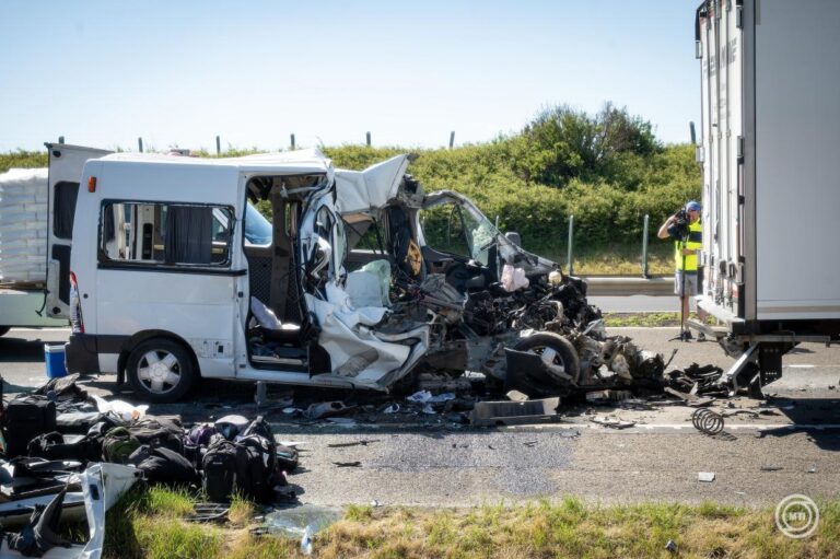 Un microbuz înmatriculat în R. Moldova, implicat într-un grav accident în Ungaria