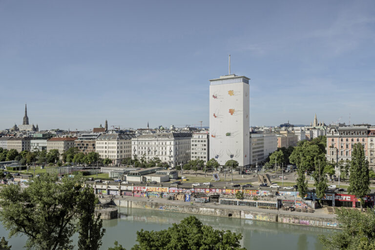 „Fericirea este în mâinile tale”: Lucrarea unui artist din R. Moldova, inaugurată pe fațada clădirii Ringturm din Viena