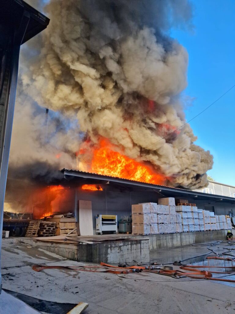 Incendiu puternic la un depozit de materiale de construcții din Chișinău