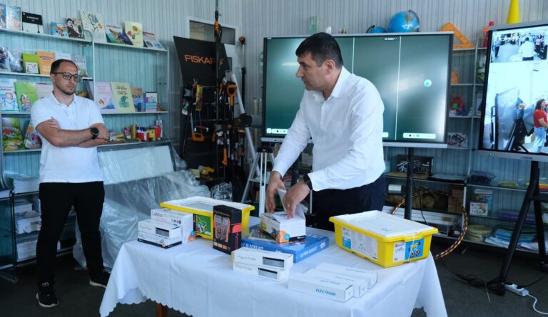 (FOTO) Zeci de școli din R. Moldova, dotate echipamente pentru experimente, robotică și proiectare 3D