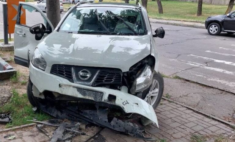 (FOTO) Accident tragic în Chișinău: Un bărbat a suferit un stop cardiac la volan și s-a izbit cu mașina într-un copac