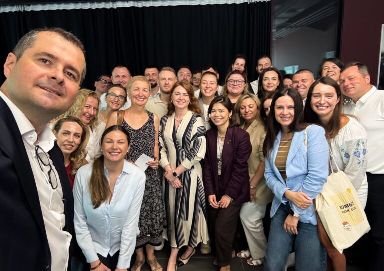 (FOTO) Premierul desemnat, după consultările cu micii antreprenori: „Până acum am stat de aceeași parte a mesei, acum am responsabilitatea să-i aud la timp”