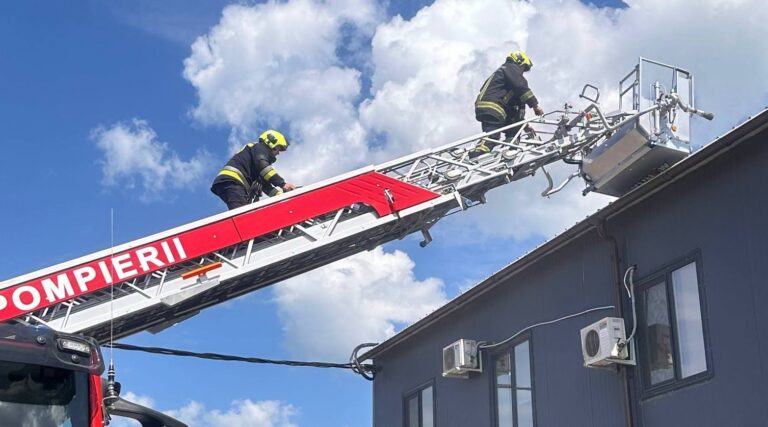 (FOTO) Incendiu la un depozit din Chișinău: Zeci de pompieri au intervenit pentru stingerea flăcărilor