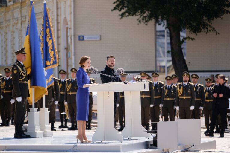(FOTO) Președinta Maia Sandu, la Kiev: „Vă mulțumim că ne reamintiți ce înseamnă să lupți pentru libertate”