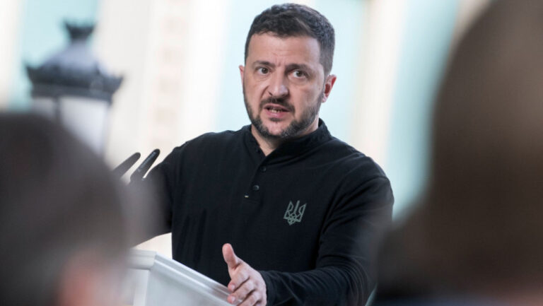 Volodimir Zelenski spune că a discutat cu emisarii lui Donald Trump pentru a „revitaliza diplomația”