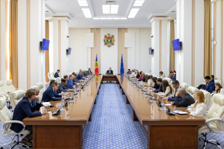 Despre ce a discutat premierul Vasile Tofan cu ambasadorii acreditați în R. Moldova
