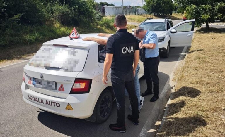 Un instructor auto din Orhei, reținut într-un dosar de trafic de influență