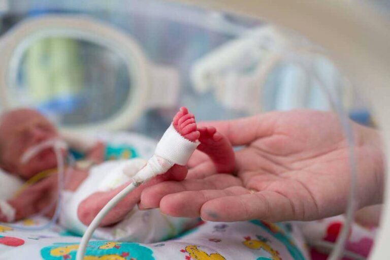 De la 850 de grame la 2,6 kilograme: O fetiță născută prematur, externată sănătoasă de la o maternitate din Chișinău