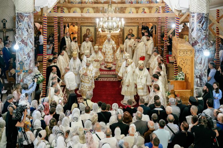 (FOTO) Noul Mitropolit al Basarabiei, întronizat în cadrul unei ceremonii solemne la Chișinău