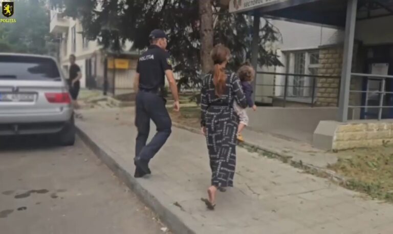 (VIDEO) Șase persoane, cercetate contravențional după ce au fost surprinse cerșind printre mașini