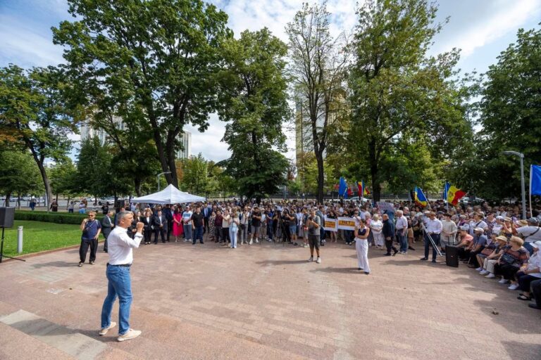 Protest în fața Parlamentului împotriva majorării tarifelor la gaze. Igor Grosu cere opoziției soluții: „Să vină cu propuneri de restructurare a Moldovagaz”