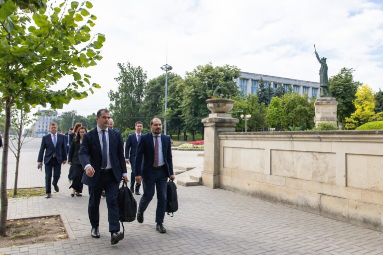 Premierul Vasile Tofan, prima vizită oficială în România