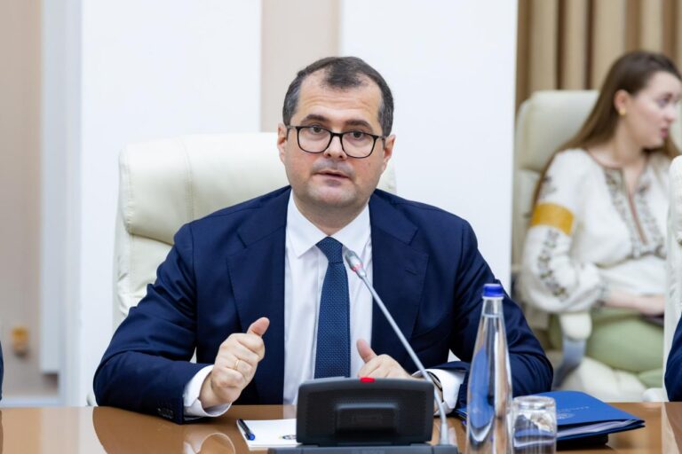 Premierul Vasile Tofan, discuții cu importatorii de carburanți: „Prioritatea este să menținem alimentarea stabilă cu combustibil la pompă, la un preț corect”