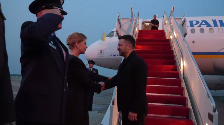 (VIDEO) Volodimir Zelenski a ajuns în SUA pentru discuții cu Donald Trump: „Trebuie să ne apropiem de pace”