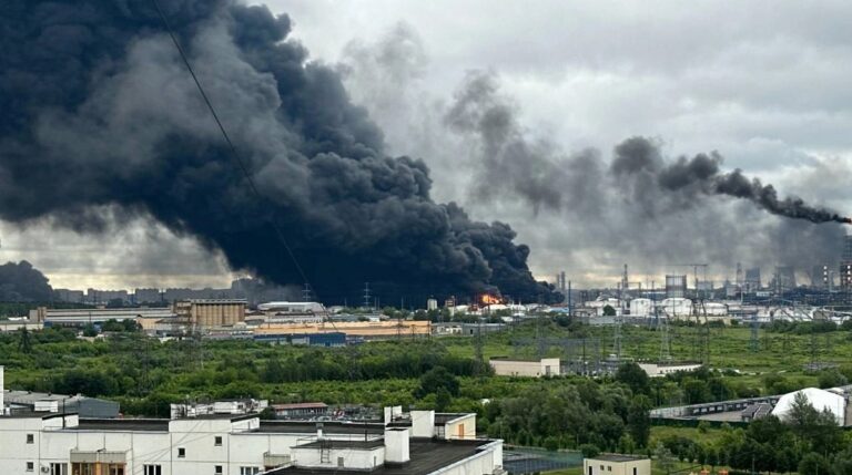 Bloomberg: Atacurile ucrainene au redus la minimul ultimilor 24 de ani procesarea petrolului în Rusia