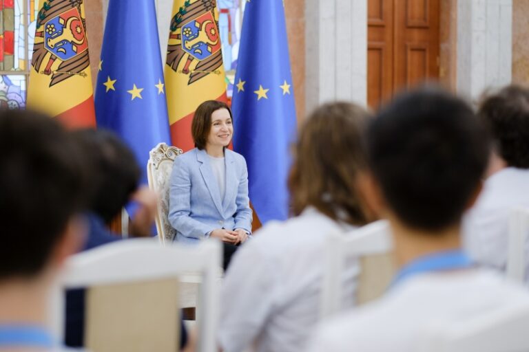 (FOTO) Președinta Maia Sandu, în dialog cu tineri pasionați de matematică din șase state