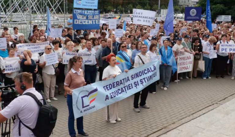 (VIDEO) Profesorii au ieșit la protest în Piața Marii Adunări Naționale: „Vrem un salariu decent!”