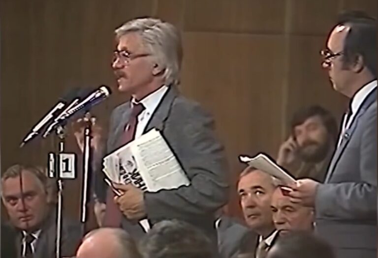 RECURS LA ISTORIE: Mihai Volontir, la sesiunea Sovietului Suprem al RSSM din 28-31 august 1989