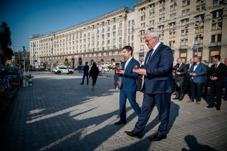 (FOTO) Șeful diplomației de la Chișinău, omagiu victimelor războiului din Ucraina: Rezistența poporului ucrainean contribuie la securitatea R. Moldova