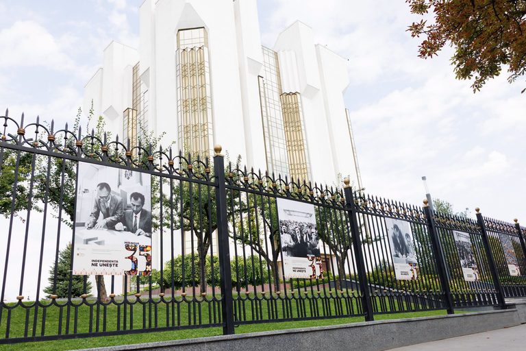 (FOTO) Expoziție fotografică dedicată Zilei Independenței R. Moldova, inaugurată la Președinție