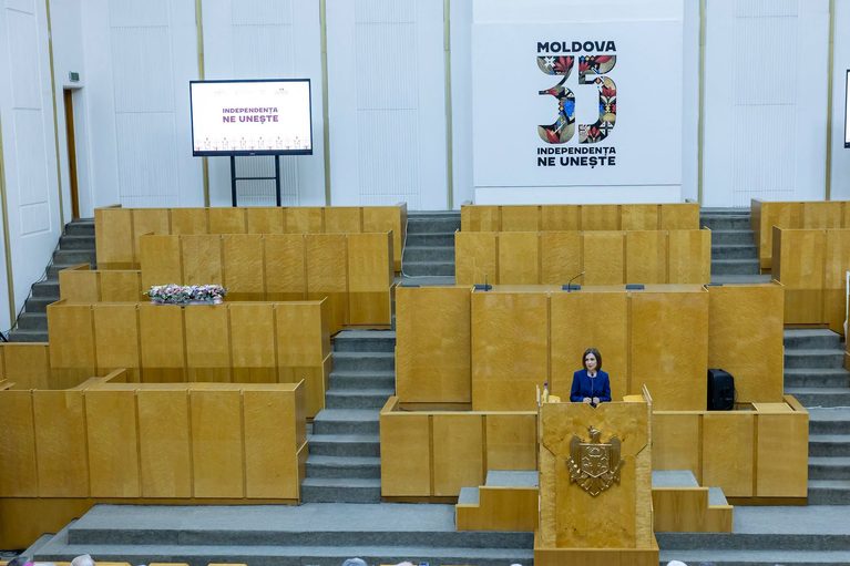 (FOTO) Maia Sandu, la ședința solemnă a Parlamentului: „Independența noastră este pusă la încercare și trebuie protejată în fiecare zi”