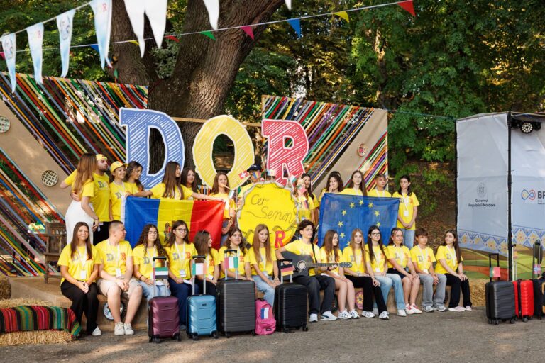 (FOTO) Președinta Maia Sandu, la întâlnirea cu participanții taberei DOR: Îmi doresc ca fiecare să plece de aici purtând Moldova în suflet