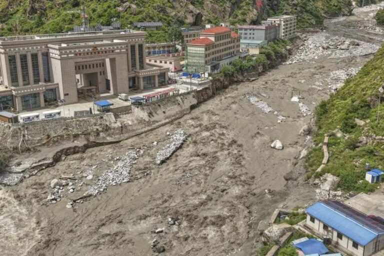 Viitură devastatoare în Himalaya: peste 600 de morți și aproape 3.000 de persoane dispărute
