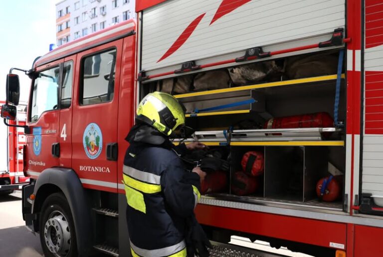 Incendiu într-o clădire părăsită din Chișinău: Pompierii au intervenit rapid