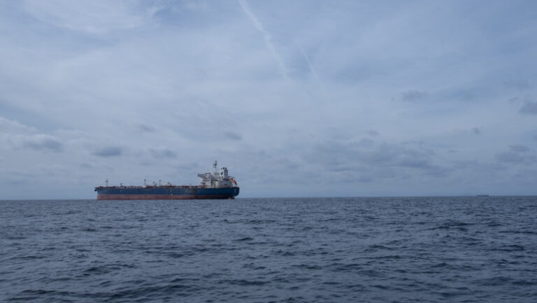 Rusia se pregătește să sfideze sancțiunile UE și își extinde „flota fantomă” pentru GNL: „Tacticile sunt, în mare măsură, aceleași”