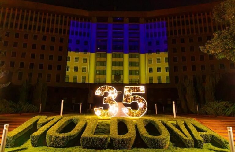 Clădirea Parlamentului Republicii Moldova, iluminată în culorile drapelului ucrainean de Ziua Independenței Ucrainei
