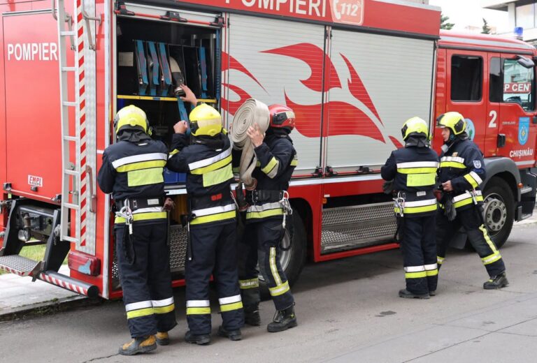 Incendiu la Tohatin: O căsuță de vară, distrusă de flăcări
