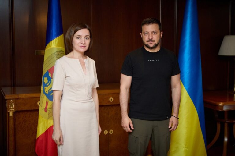 Maia Sandu îi conferă lui Volodimir Zelenski Ordinul Republicii de Ziua Independenței Ucrainei