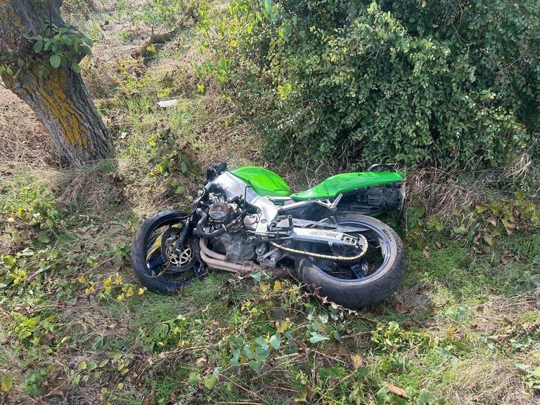 (FOTO) Accident la Căușeni: Un motociclist a murit după ce s-a izbit într-un copac