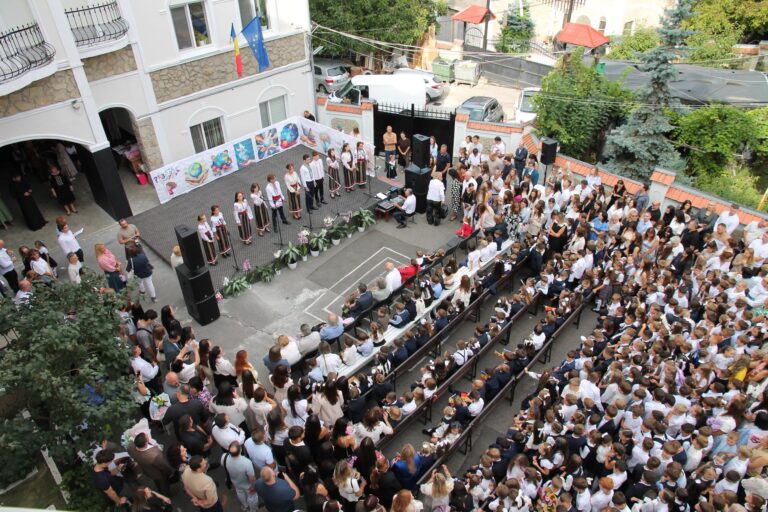 Peste 334 000 de elevi din R. Moldova au început noul an de studii: Câți au pășit pentru prima dată pragul școlii