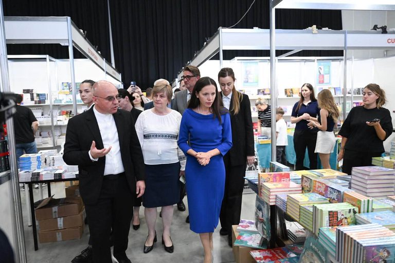 (FOTO) Prima Doamnă a României a vizitat Salonul Internațional de Carte Bookfest Chișinău