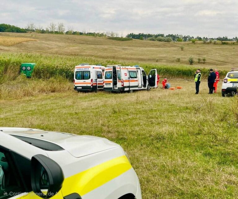 (FOTO) Accident rutier la Glodeni: Un microbuz cu 20 de pasageri a derapat de pe șosea