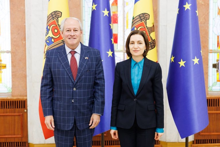 (FOTO) Noul ambasador al SUA la Chișinău a prezentat scrisorile de acreditare președintei Maia Sandu
