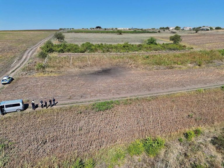 (FOTO) Fragmente ale unei presupuse drone, descoperite lângă Colonița