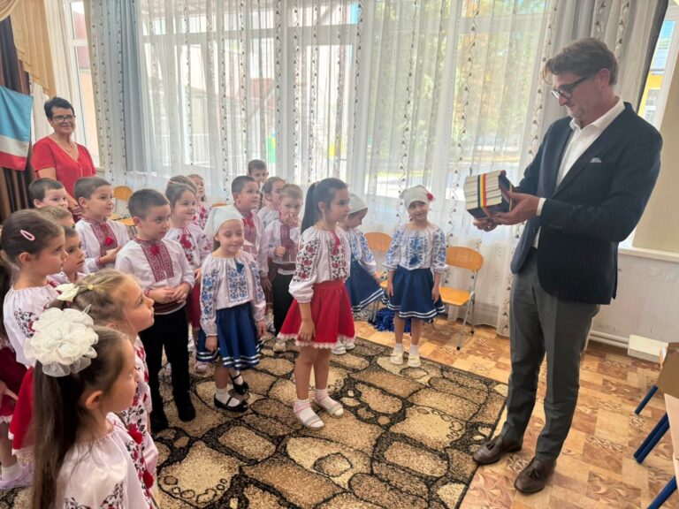 (FOTO// VIDEO) Ambasadorul Cristian-Leon Țurcanu a donat cărți în limba română pentru copiii din UTA Găgăuzia