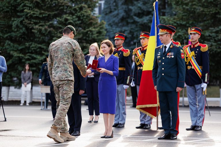 (FOTO) Maia Sandu, de Ziua Armatei Naționale: „O Moldovă pașnică are nevoie de o Moldovă capabilă să-și apere pacea”