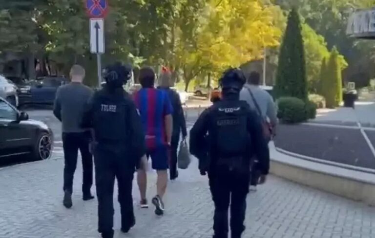(VIDEO) Permis de conducere fals, vândut cu 2500 de lei într-un parc din Chișinău: O persoană, arestată